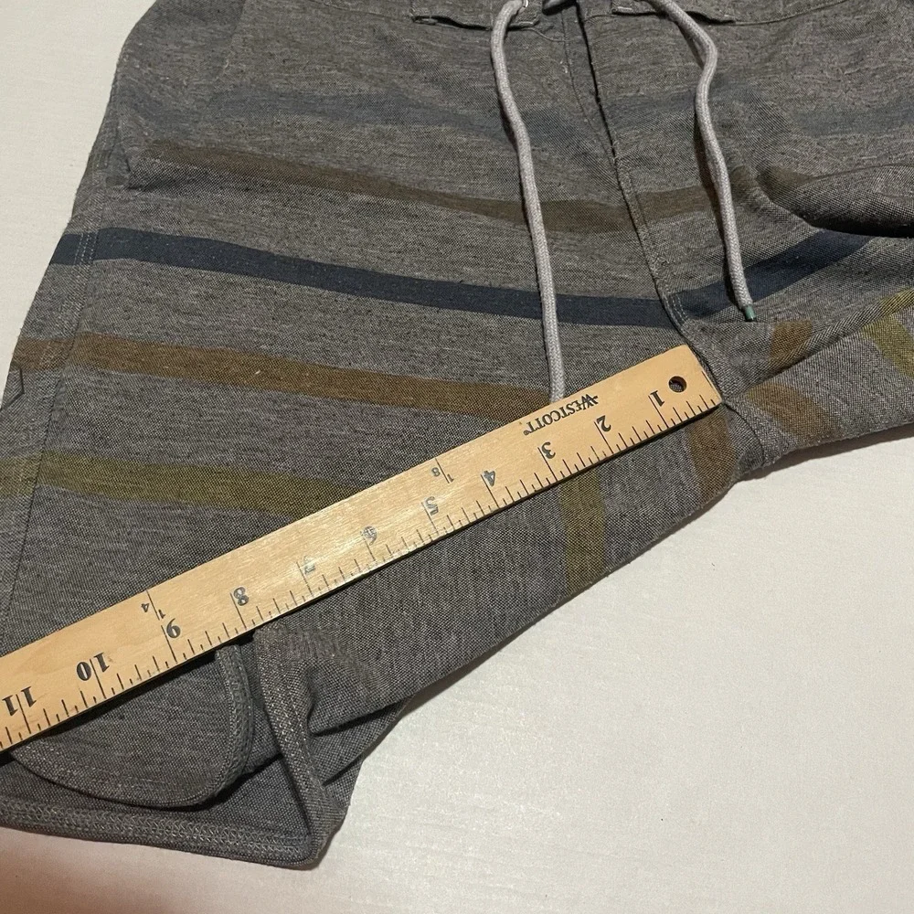 Vissla‎ Shorts Mens Small Gray Striped Knit Sofa Surfer 8